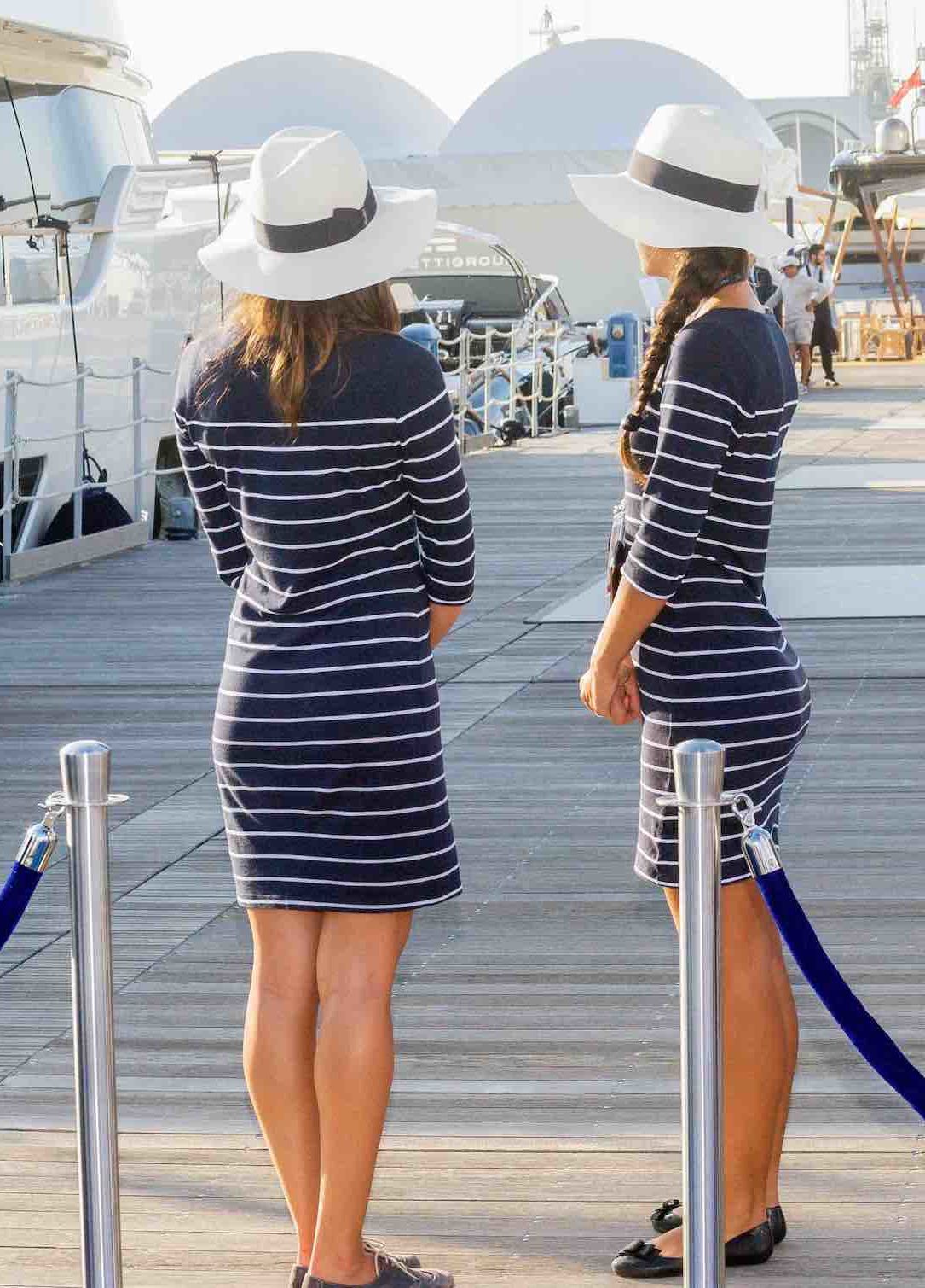Hostess in attesa d'imbarco su uno yacht